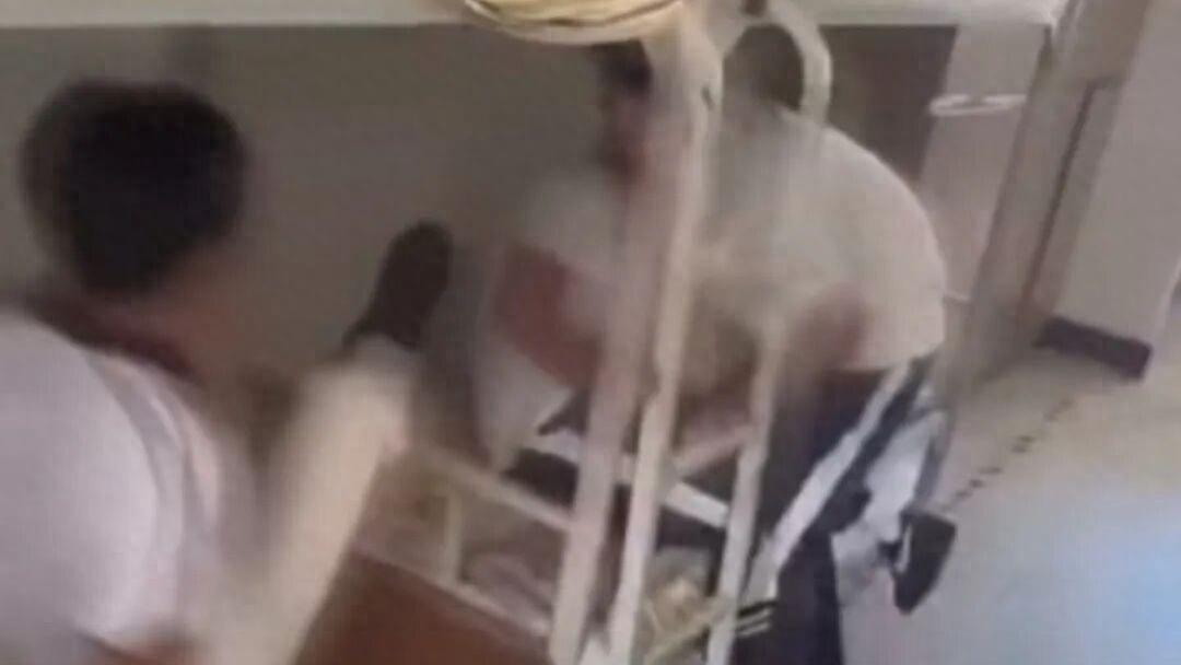 温州一学校宿舍内男生被多人拳打脚踢不敢反抗，校方回应：正在处理此事，已报警，被打学生受皮外伤