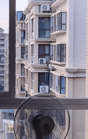 触目惊心！
乐山市置邦花溪印象一十几岁男孩从家里（目测六楼或者七楼）窗户翻出去，