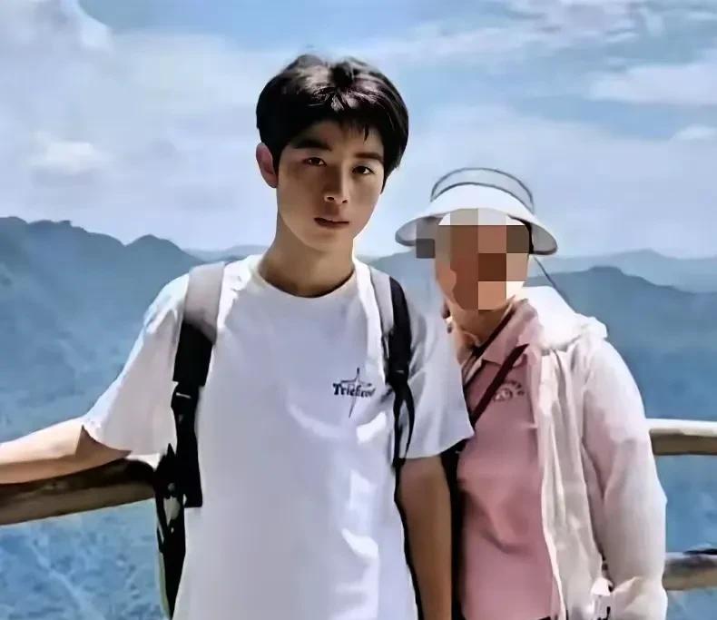 唉，如今的小孩都太有主见了，不过是没脑子的主见，一意孤行常常是悲剧的开端。
感觉