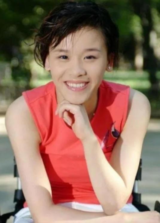 2013年，体操冠军桑兰终于拿到了1000万美元的赔偿。就在这个时候，照顾了桑兰