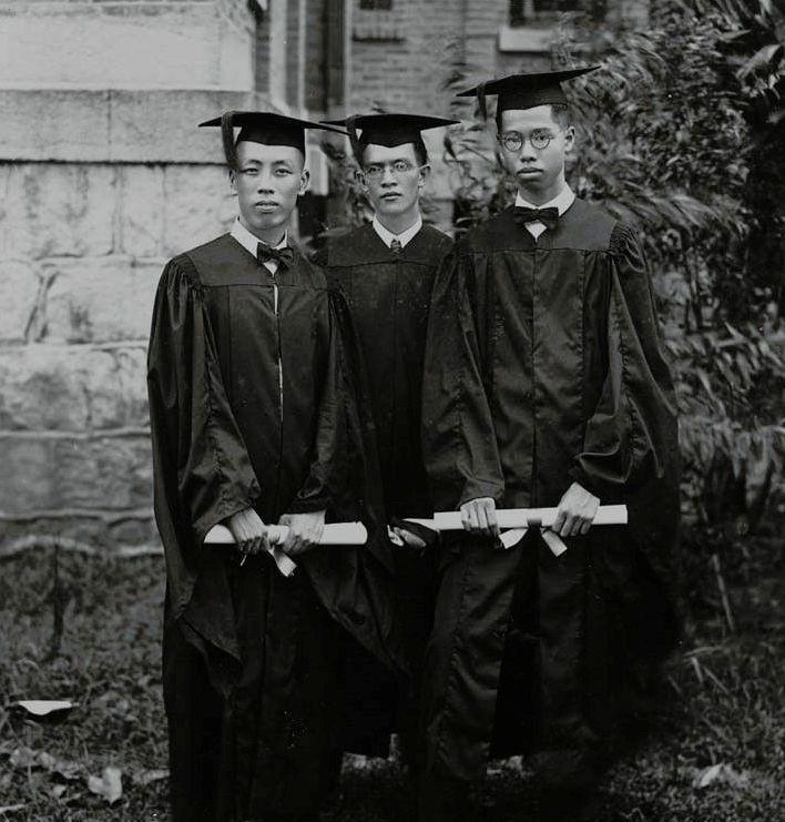 广州岭南大学农科1922年毕业照，影像源自耶鲁大学 。
这年，广州岭南大学农科(