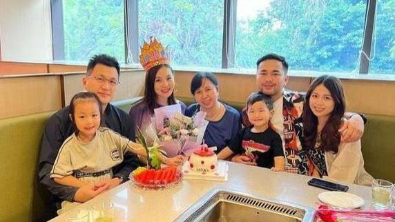 香港女星承认已离婚2年！前夫清空了两人合照，近年互动多有暗示
