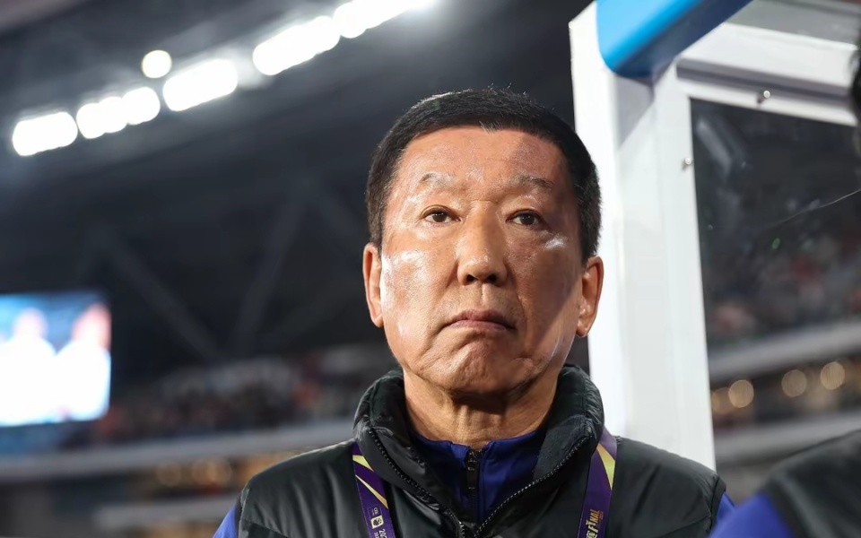 中超第四轮焦点战，山东泰山主场0-3惨败成都蓉城，遭遇赛季首败后跌至积分榜第七。