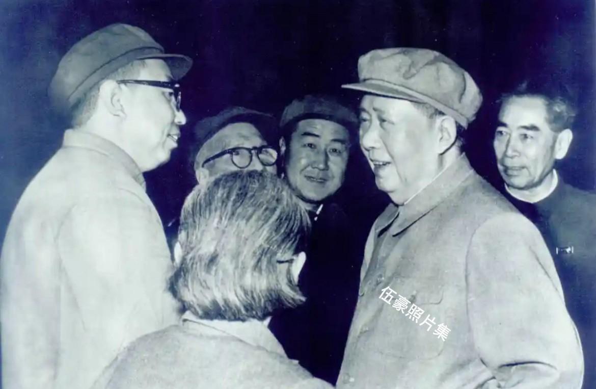 1968年10月1日，毛泽东、周恩来与华国锋等人在天安门城楼上，共同参与了新中国