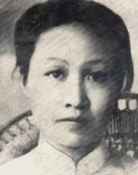 1936年，赵一曼被日本人日夜折磨，碎骨掉了20多块。行刑前她忍痛写下两封遗书。