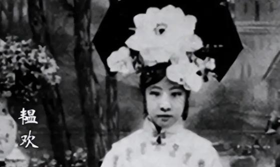 1960年，周总理请溥仪吃饭，席间，溥仪看了一旁的女子好几次，周总理注意到后，就