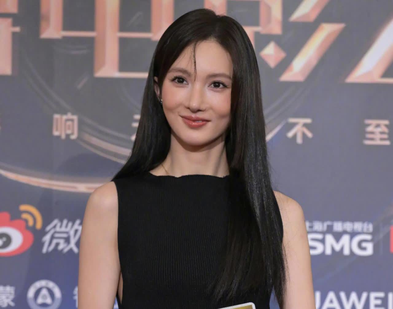 看了金晨的最新照片，
对医美祛魅了！

34岁的她，在微博之夜上亮相，怎料