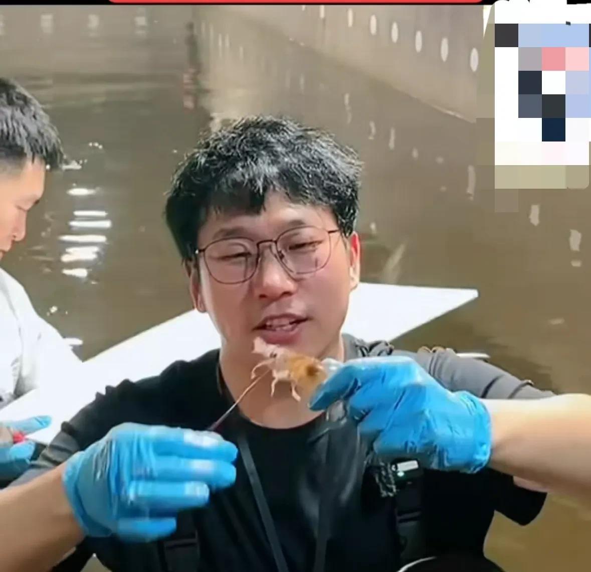 哈哈哈哈哈，笑不活了，明明今天在山东溯源大虾，明明说，坦诚的讲为了上播，咱洗过头