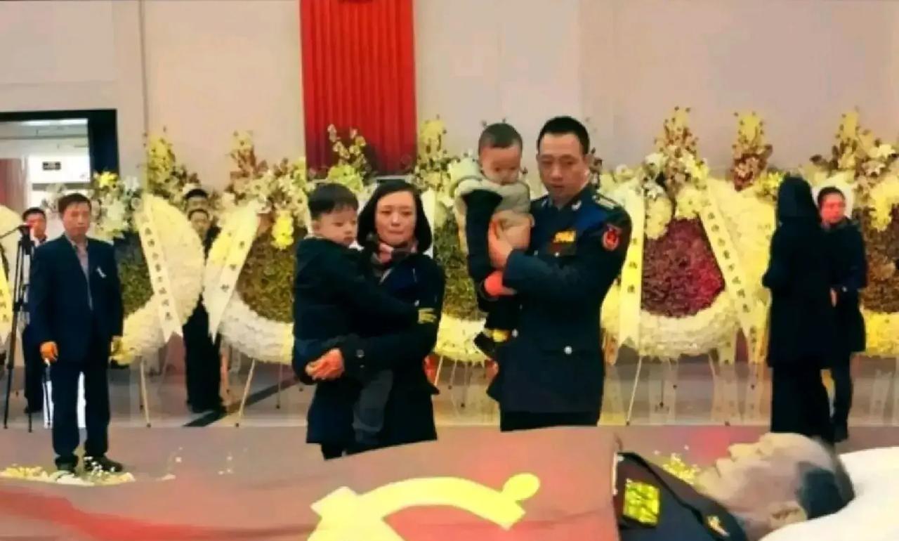 这是2017年，“抗洪将军”董万瑞，追悼会现场，一张罕见的镜头
将军戎马一生雄，