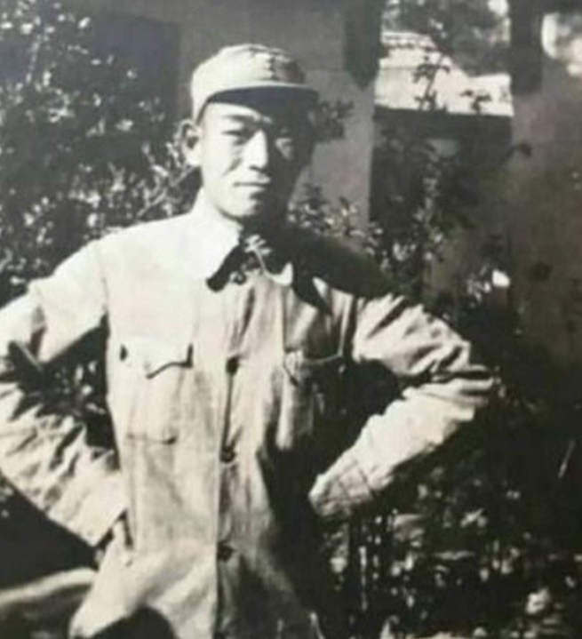 抗战中，八路军王金英因为肺病严重，被悄悄地送到老乡家中休养，不料邻居跑去告密，日