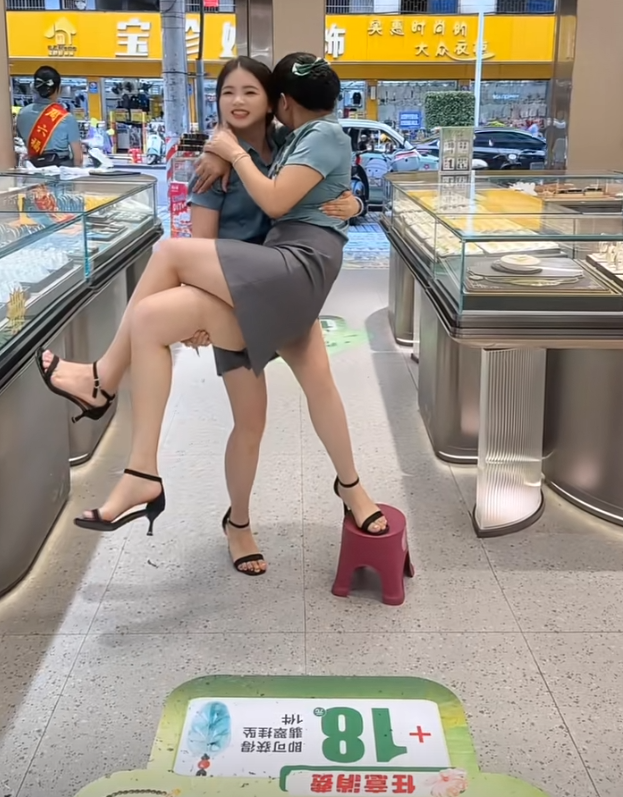 没生意，穷开心，她这么沉，让我抱她。。。