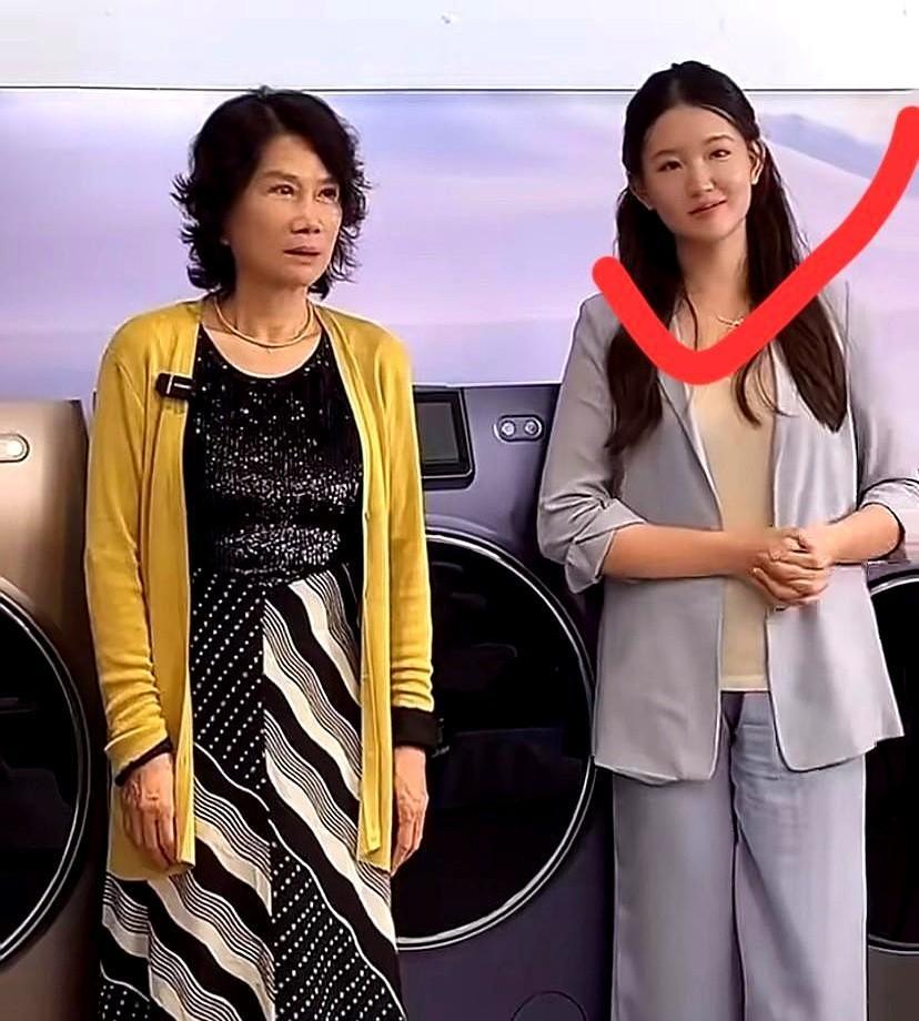 孟羽童这下彻底傻眼了，没找到合体直播不是喜全是“雷区”。
直播刚开始董总就甩出一