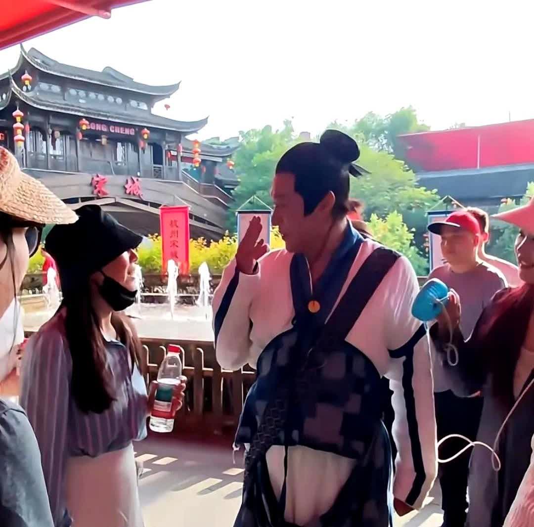 我朋友在宋城亲眼见过马景涛

她说，有句话一直不敢说

马景涛和大家印象