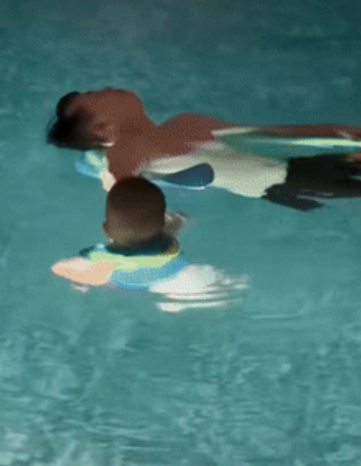 ​尿不湿“救生员”火出圈！1岁萌娃泳池霸气救舅，奶凶喊“走”暖哭全网​​