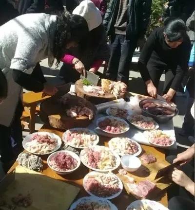          老家大理，待客的标配：生皮！
          既然是白族人