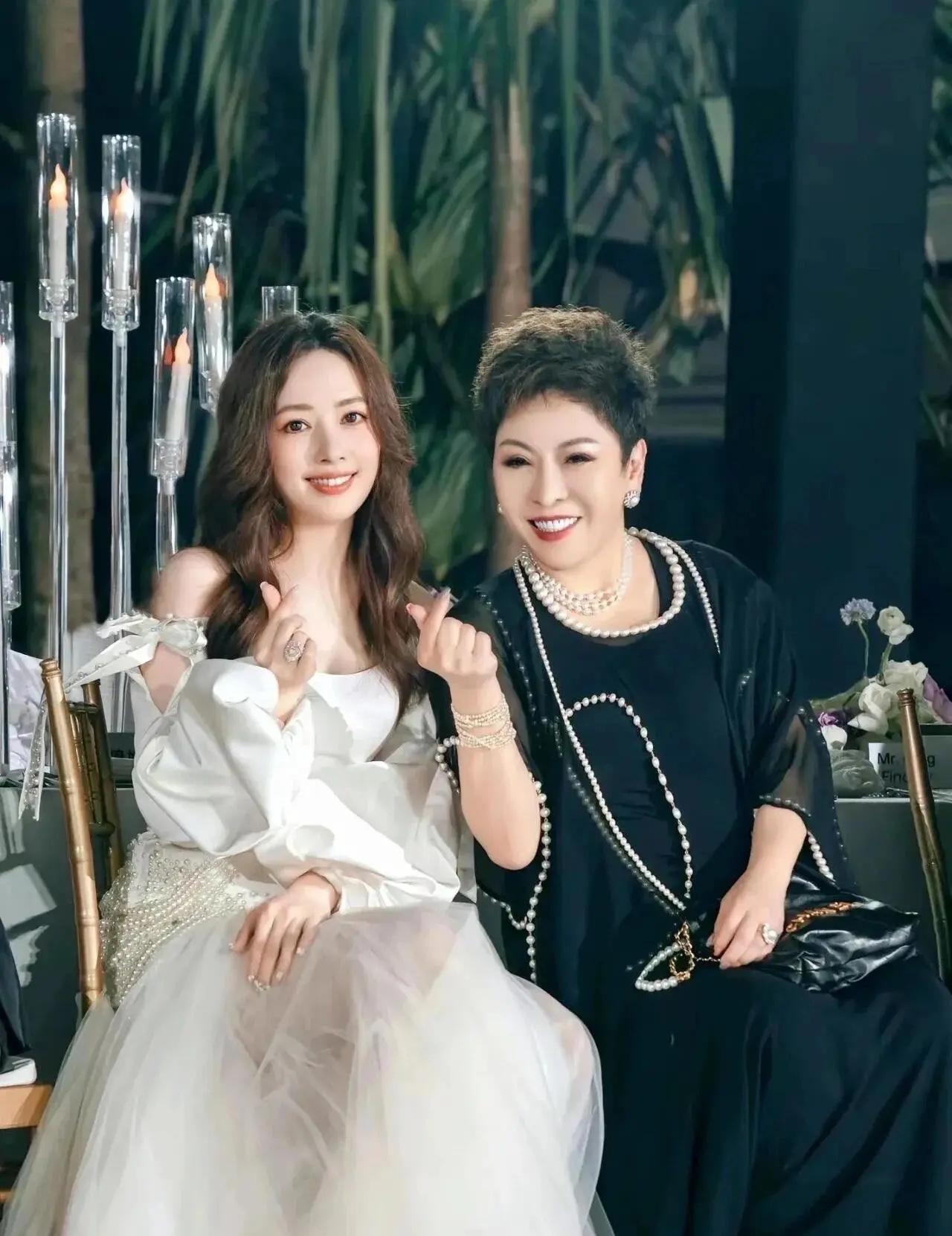 有人问向太：是否为郭碧婷专门买了一块地养宠物？
她笑着说：宠物大概一两百只吧，不