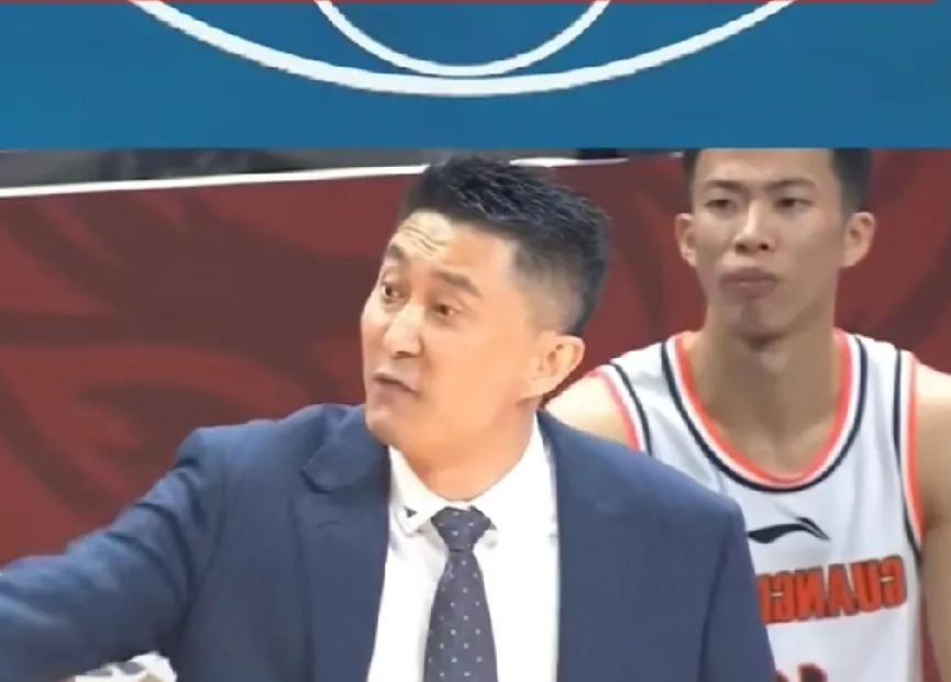 杜锋的底牌即将掀开！
明晚沪粤对决，广东男篮手握赛点的底气源于战术留白与阵容深度