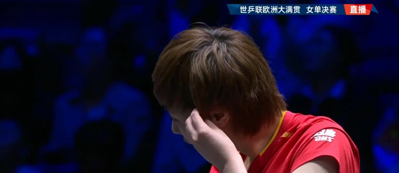 中国女乒姑娘王曼昱真是太爱美了！在今天进行的一场世乒联欧洲大满贯女单决赛中，当时