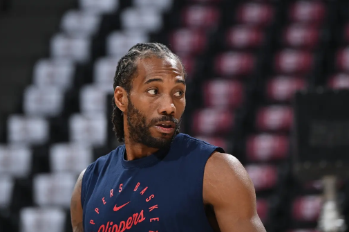 墙倒众人推，莱昂纳德身败名裂！美媒报道：NBA联盟本来想保留小卡的合同，只是顶格