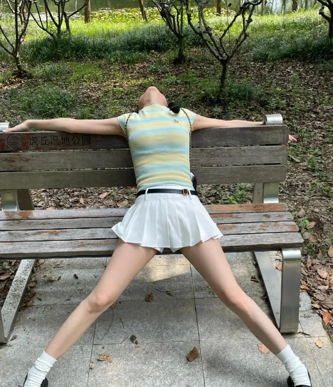 美女，你这是在拍照，还是在健身锻炼呢？
网友称，他近期去公园散步，突然瞧见一位美