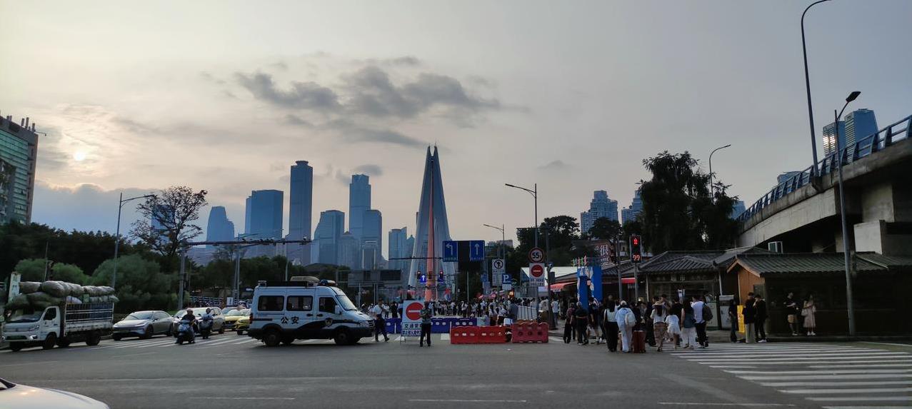 今天下午五点多，南岸东水门大桥南桥头进城方向的道路已封闭。东水门大桥出城方向通行