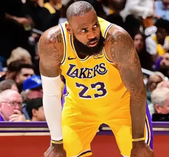 4场NBA季后赛打完，我震惊地发现称得上超巨表现的共有4人，他们是——

1、詹