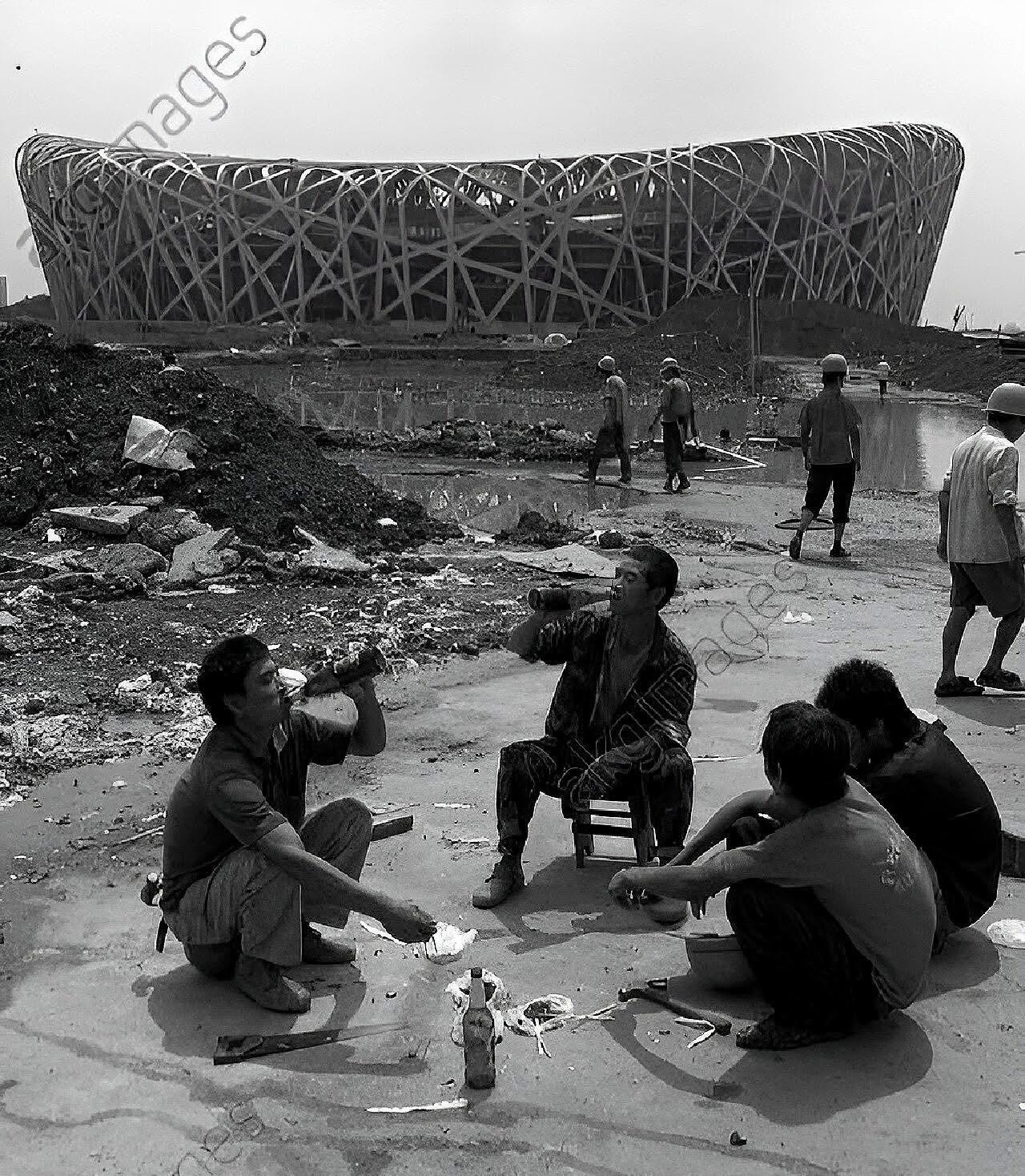 老照片：2007年，北京，建筑工人在未完工的鸟巢前畅饮。