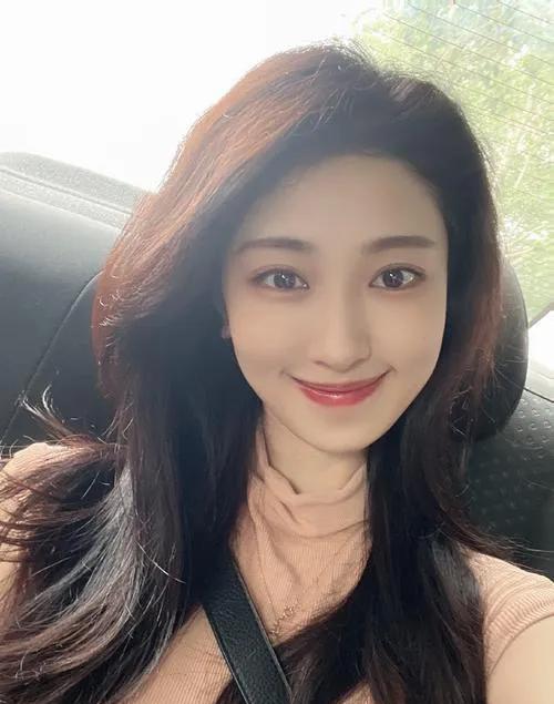 演员张小婉在近期的分享中直言，33岁的自己比18岁时更漂亮。她坦言，18岁虽有青