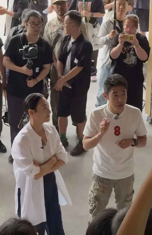 这便是主持人的魅力所在，不管是在何种场地，何种舞台，都能够展现出自己的主持能力，