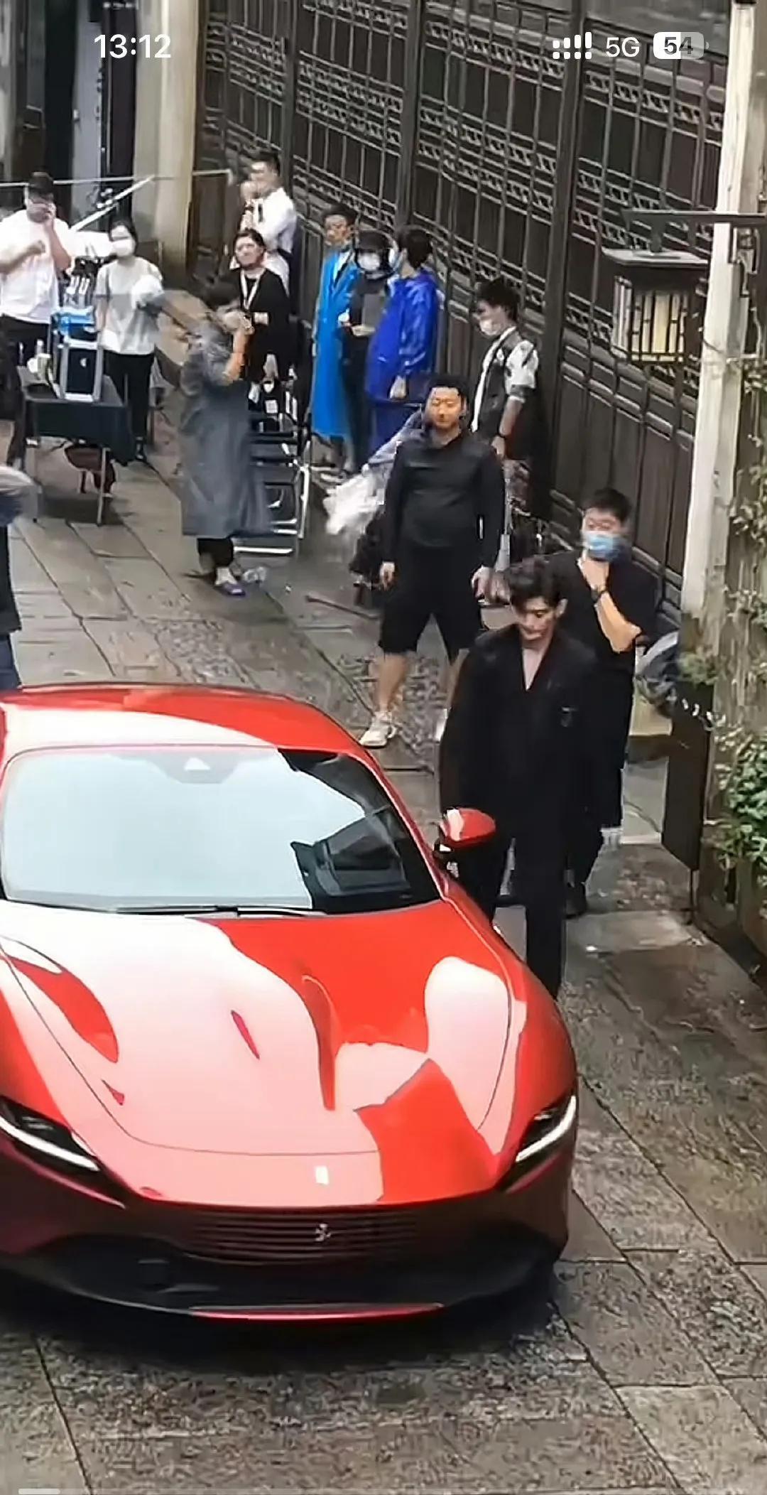 张翰深陷股权纠纷风波：昔日顶流的“危机时刻”？
近日，张翰因烧本烧股权纠纷一事，