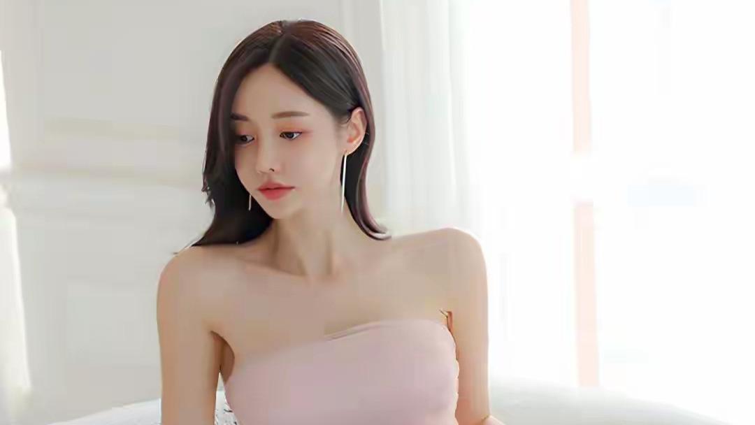 孙允珠: 时尚界的“人间绝色”! 淡粉抹胸黑发红唇勾勒绝美曲线