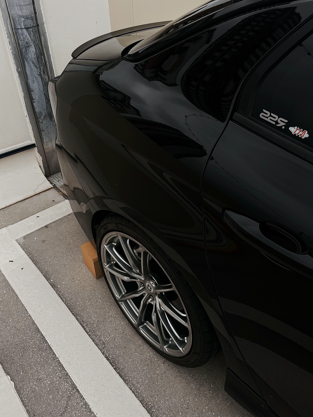 又开始怀念当初的第一套鞋子了
领克03最初的第一套轮毂