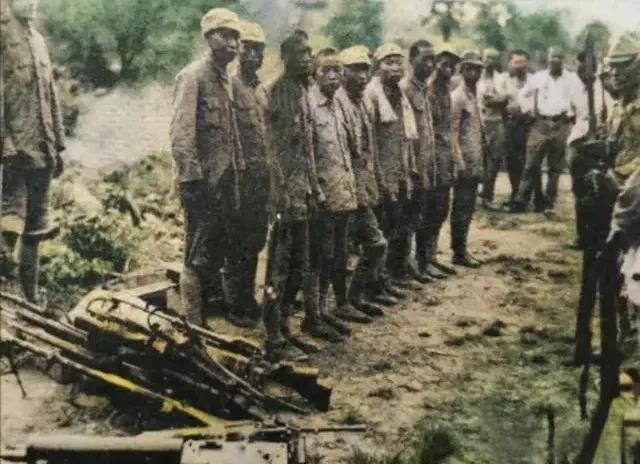 这张照片中站着一排的八路军，是被日寇俘虏的，拍摄于1938年9月26号，他们在阻