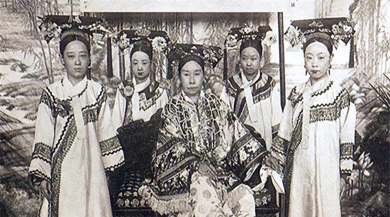 如果要论谁是晚清最有权势的女人，答案绝对是非慈禧太后莫属。这个女人17岁进宫，2