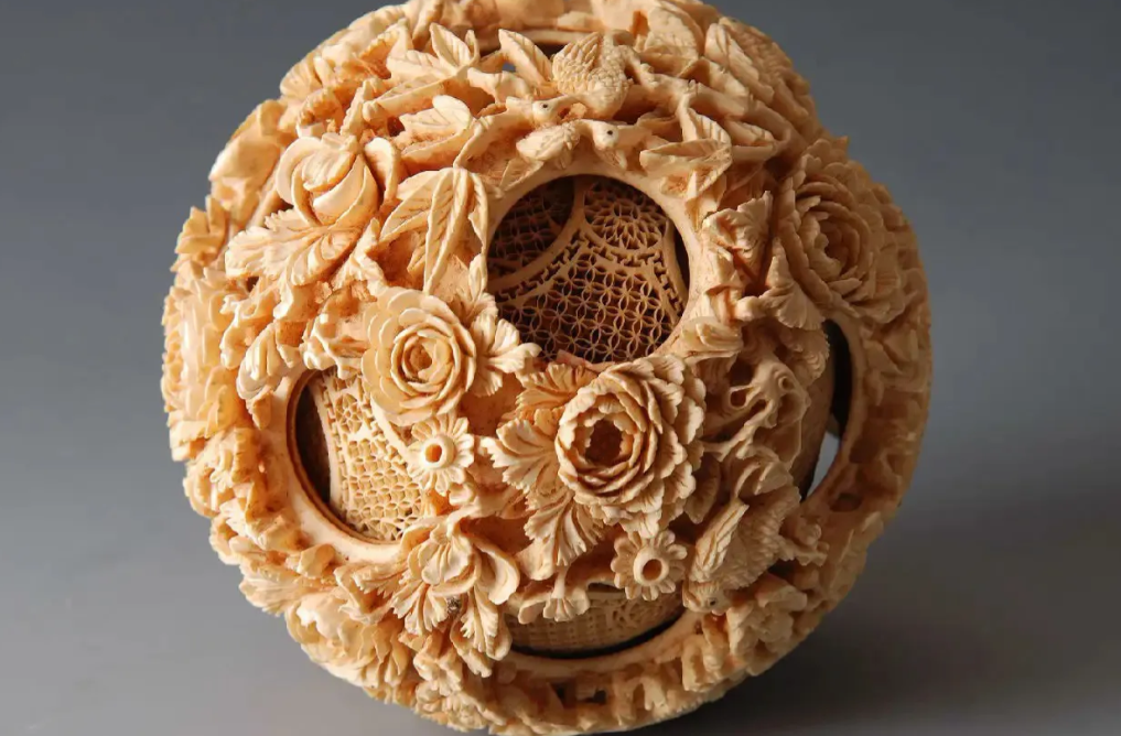 1915年在巴拿马万国博览会上，日本制造的鬼工球比中国的鬼工球多出一层，眼看，日