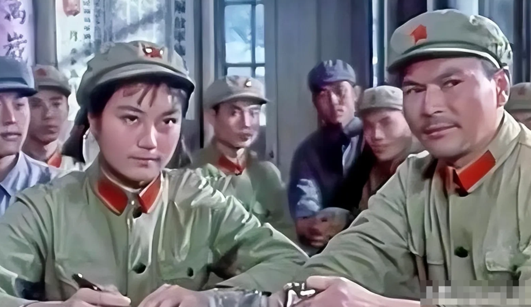女主一脸胶原蛋白，男演员一身正气！

老影迷们一定对这张剧照很熟悉！
男女主严肃