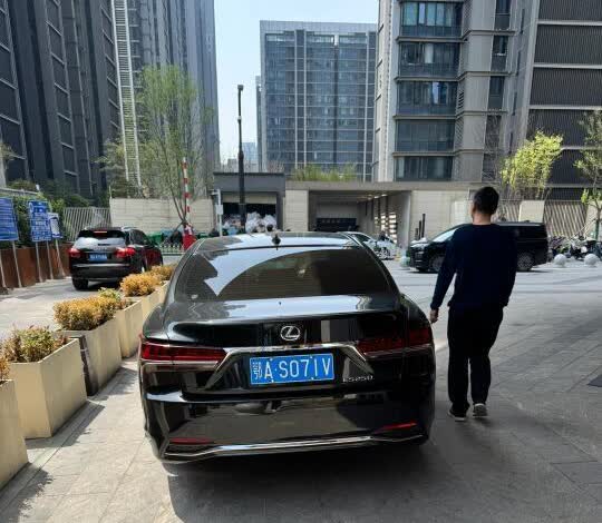 现在流行反向贴标吗
日系豪华D级车LS
居然贴了个ES250[吐舌]
属于