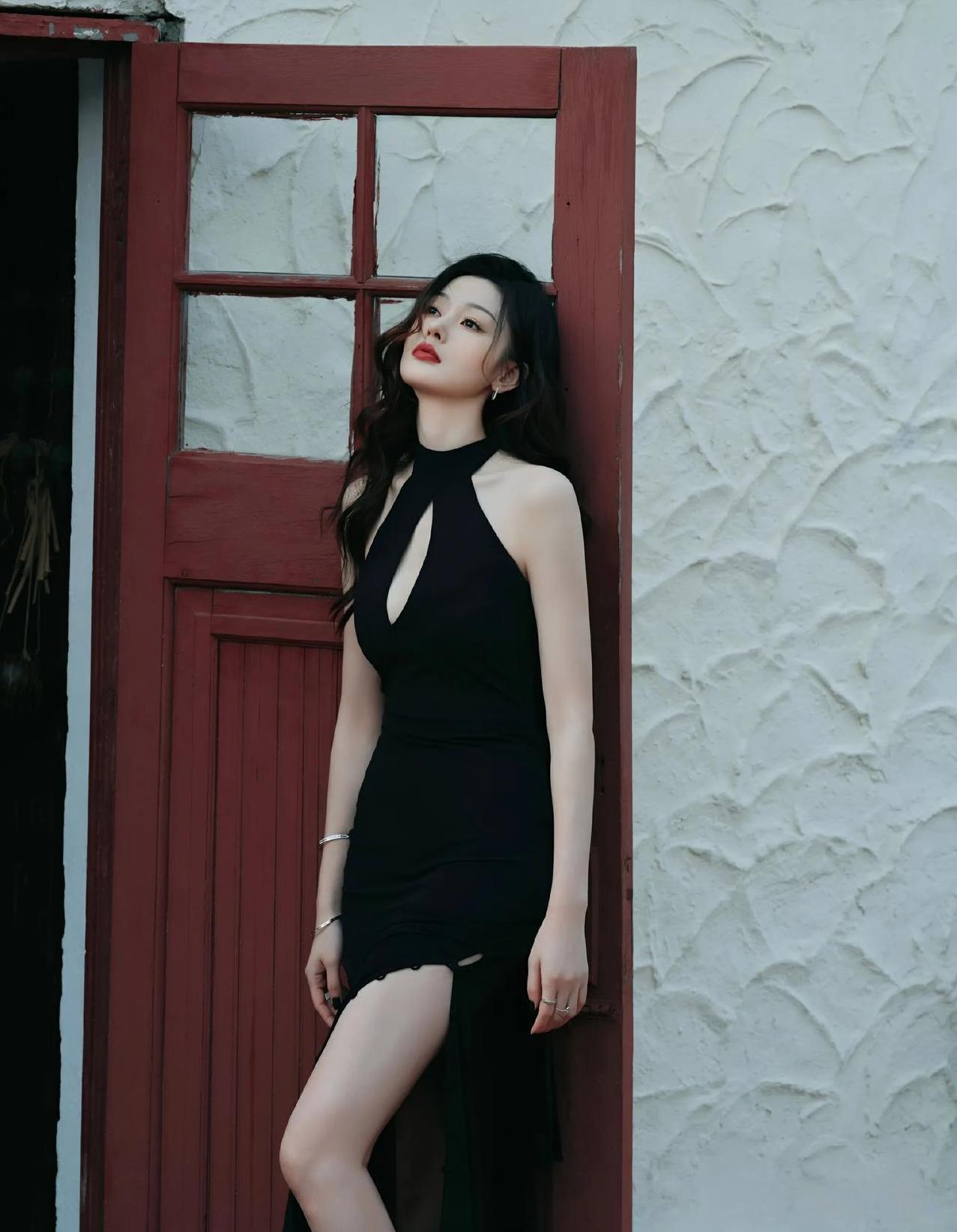 上海时装周张天爱绝美造型！黑色裙装尽显身姿魅力