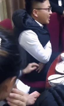 都说“女追男隔层纱”，可现实中女孩主动却常遭嫌弃。这个女生主动握手身边的男生，相
