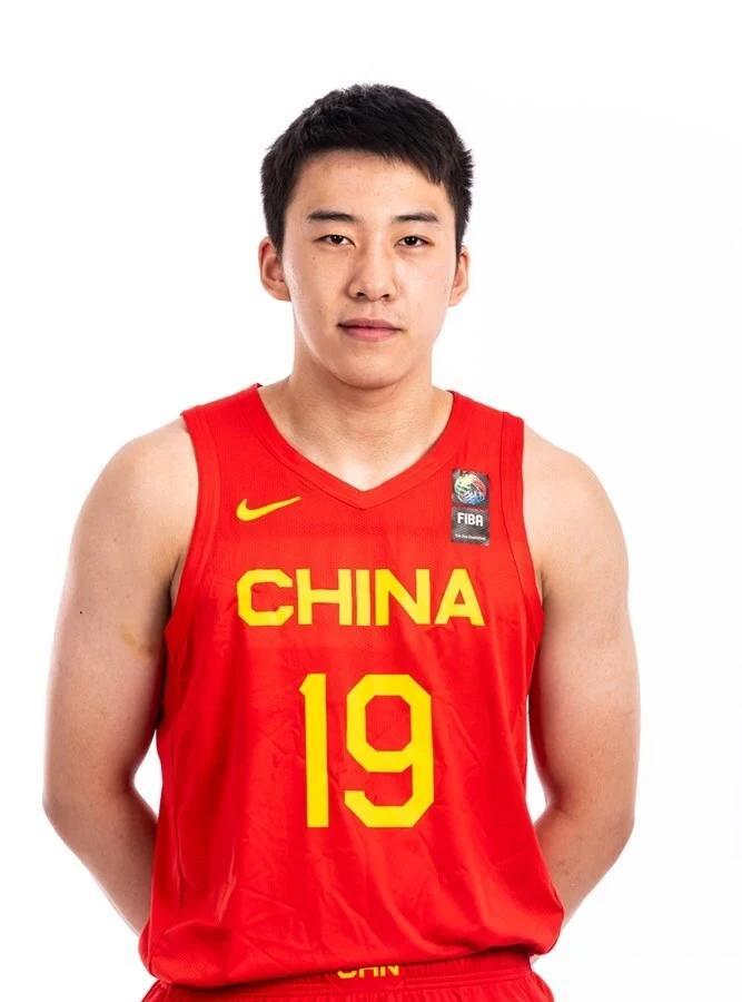 中国男篮锋线球员迎来井喷，王俊杰，崔永熙，曾凡博，朱俊龙，张镇麟，五名锋线球员都