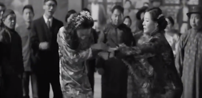 1949年，伟人暗访北平城市时，遇到一位青楼老鸨当街打人，伟人见状立刻让警卫员上