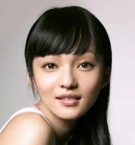 2008年，张韶涵在国外治疗心脏病期间，母亲和情人张镐哲爱意正浓，竟把女儿张韶涵
