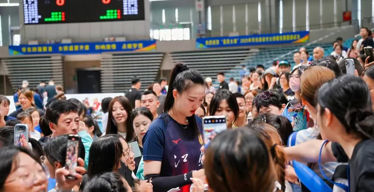 张常宁首次以教练身份亮相国内排球赛事，受到球迷追捧支持，签名签到手软。之前明确表