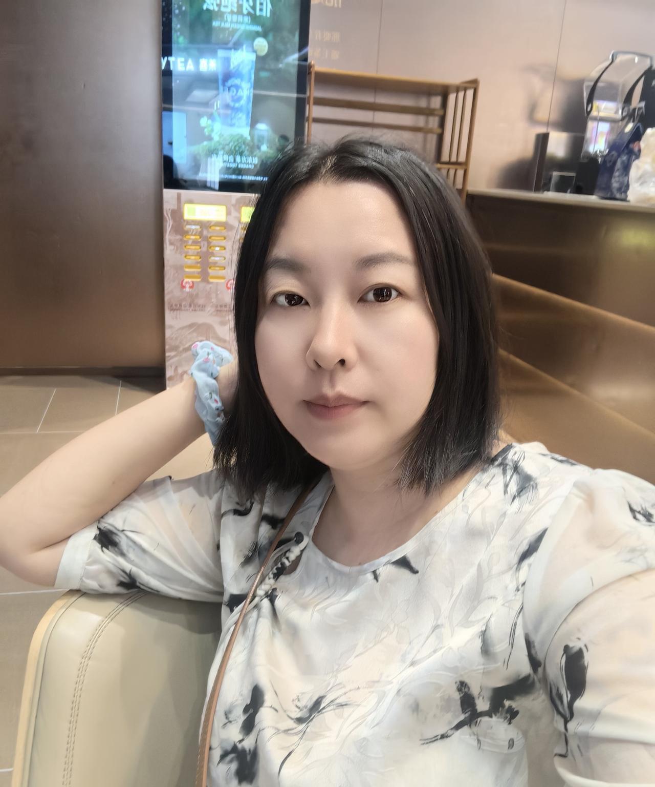 日子过的特码猪狗不如，今天是中秋节，我一点也开心不起来。
到现在还闷闷不乐，他在