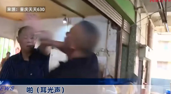 “冤不冤！”近日，重庆，一男子因为不满妹妹不照顾母亲，于是找到妹妹理论，谁知还没
