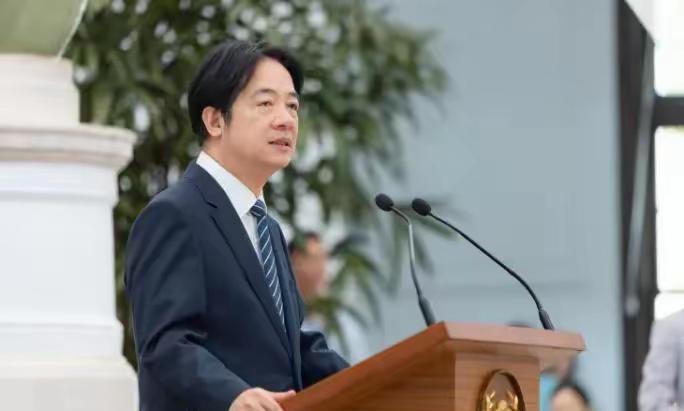 5.20，赖清德跪下了
5月20日，赖清德在台北发表就一周年演讲，奇怪的是，“大
