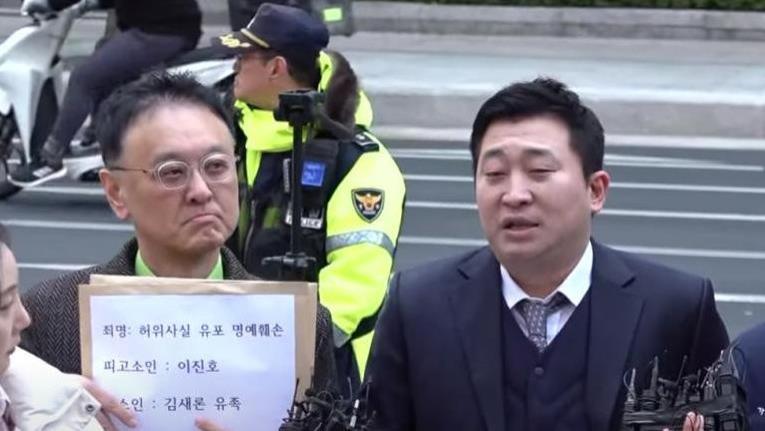 金秀贤曾二次发函威胁金赛纶，不准再曝光合影，家属考虑起诉他