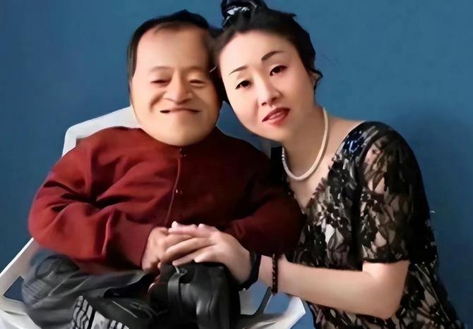2002年，丧偶带娃的川妹子许迎春，远嫁东北，嫁给了比自己大8岁的谭纯慧。

