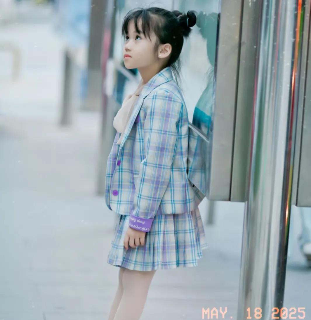 “这20元，比黄金还珍贵！”公交站台上，小女孩局促的身影让人心疼。她迷茫地左右张