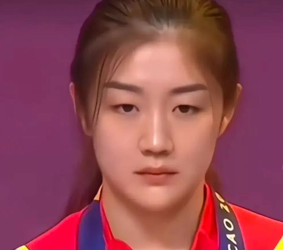 孙颖莎一个人扛起三份活儿的时候，真把铁人当永动机了？巴黎赛场上，她大半力气耗在混